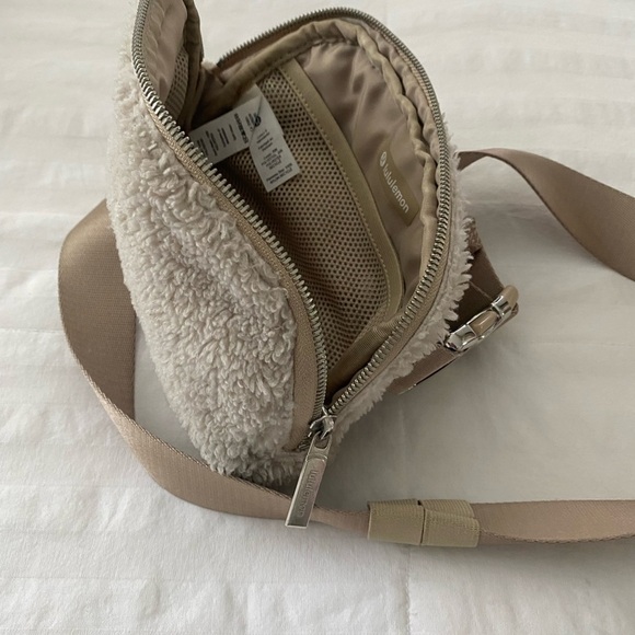 Cozy Beige Sherpa Crossbody Bag - Picture 5 of 12